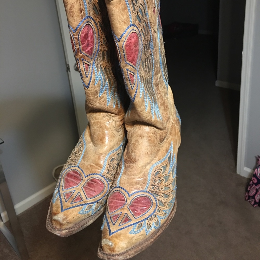 Women’s Corral Boots, wings with hearts!
